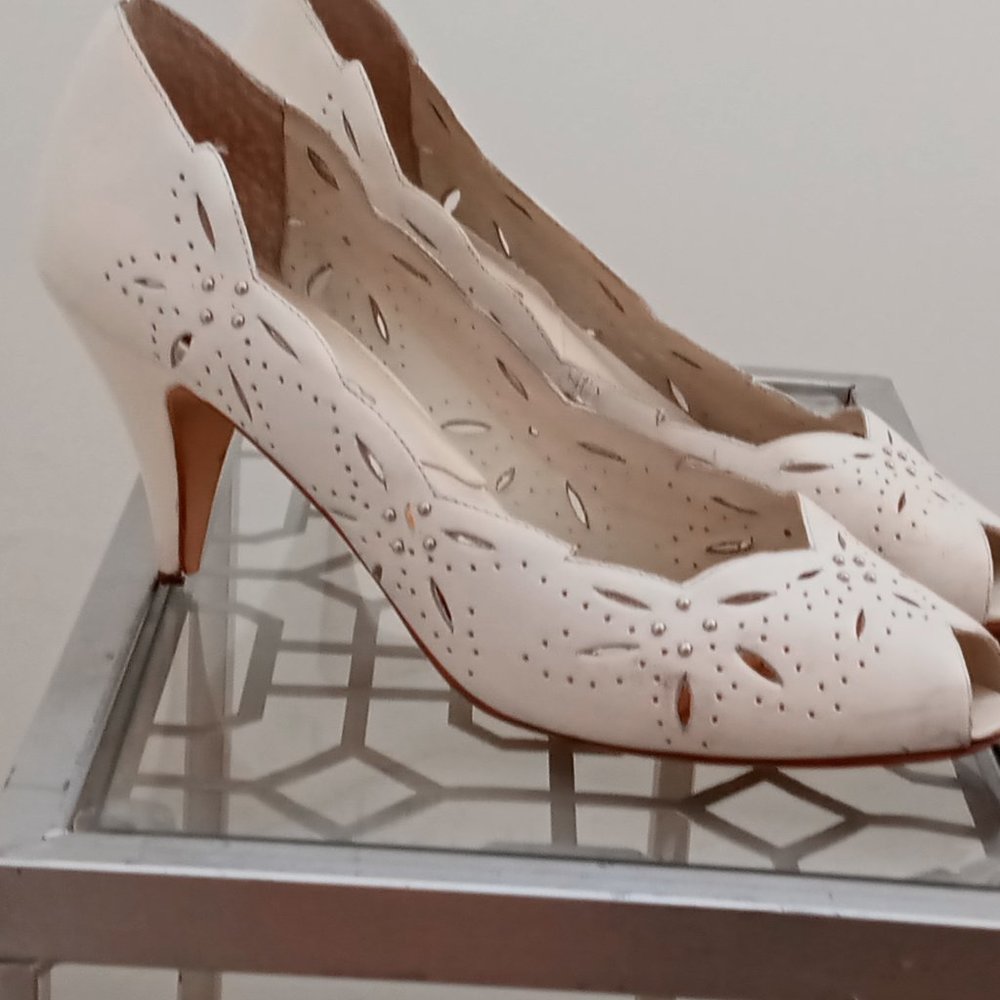 White, cut out, studded PEEPTOES, Size 8